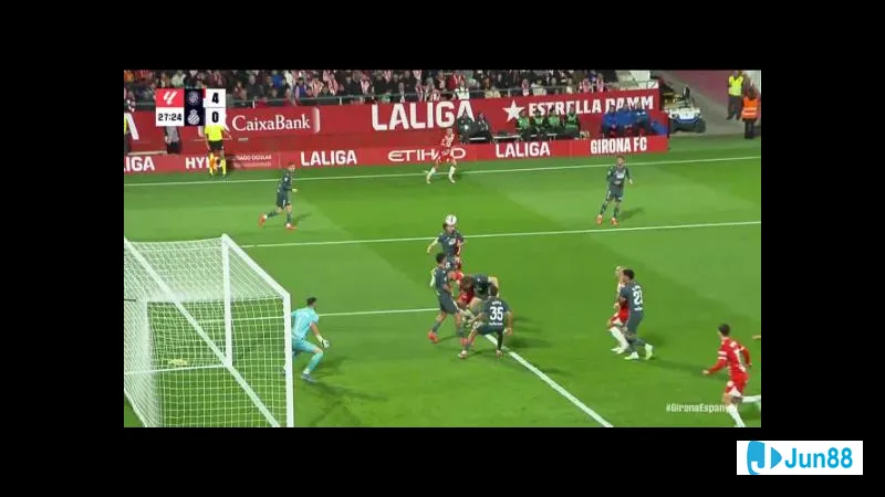 Cầu thủ của Girona đang nỗ lực chạy bóng qua cầu thủ của Espanyol trong trận đấu sôi động. Cầu thủ của Girona đang nỗ lực chạy bóng qua cầu thủ của Espanyol trong trận đấu sôi động.