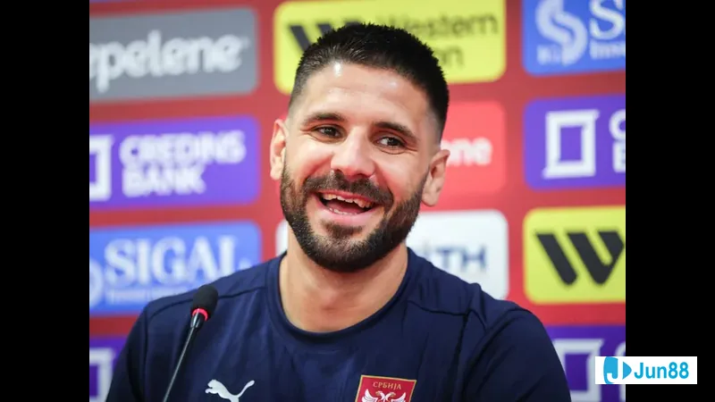 Cầu thủ Latvia và Serbia trong buổi tập chuẩn bị cho trận Cầu thủ Latvia và Serbia trong buổi tập chuẩn bị cho trận