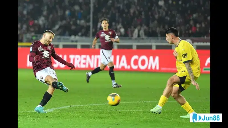 Cầu thủ Parma với sự quyết tâm chống lại cầu thủ Torino trong trận đấu bóng đá Cầu thủ Parma với sự quyết tâm chống lại cầu thủ Torino trong trận đấu bóng đá