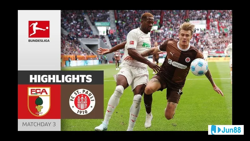 Các cầu thủ St. Pauli và Augsburg tranh chấp quả bóng trên sân cỏ Các cầu thủ St. Pauli và Augsburg tranh chấp quả bóng trên sân cỏ