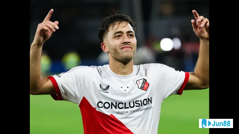 Cầu thủ Lyon kỹ thuật xoay người trên sân Utrecht Cầu thủ Lyon kỹ thuật xoay người trên sân Utrecht