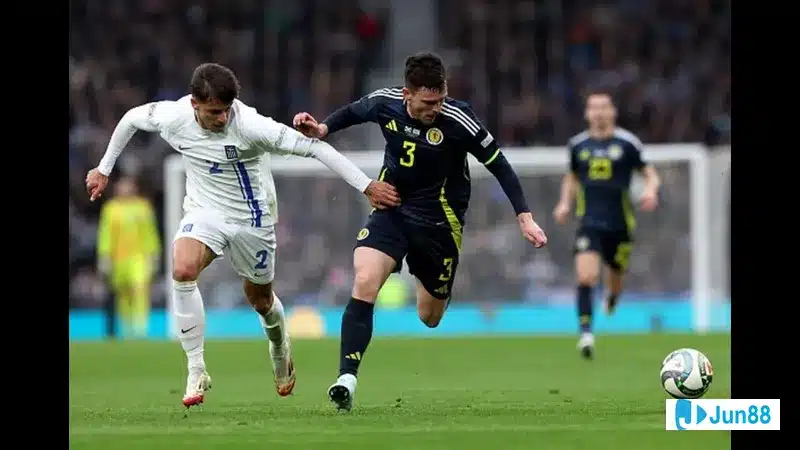 Cầu thủ Belarus U17 sử dụng kỹ thuật đi bóng qua cầu thủ Na Uy U17 trong trận đấu bóng đá. Cầu thủ Belarus U17 sử dụng kỹ thuật đi bóng qua cầu thủ Na Uy U17 trong trận đấu bóng đá.