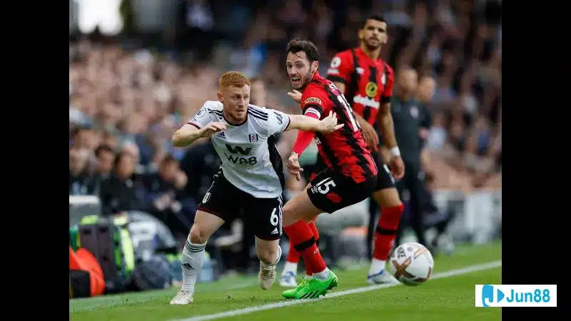 Cầu thủ của Bournemouth vượt qua cầu thủ của Fulham trong trận đấu quyết liệt Cầu thủ của Bournemouth vượt qua cầu thủ của Fulham trong trận đấu quyết liệt