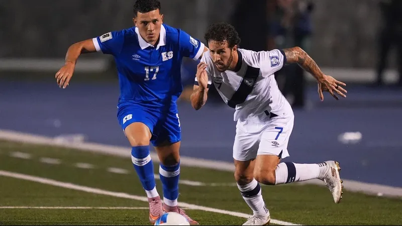 Cầu thủ El Salvador với sự quyết tâm vượt qua phòng ngự của Guatemala. Cầu thủ El Salvador với sự quyết tâm vượt qua phòng ngự của Guatemala.