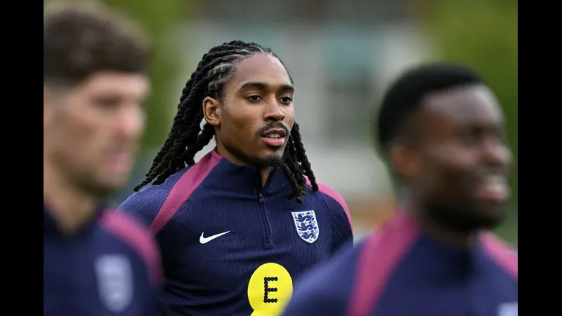 Cầu thủ Suzhou Dongwu vươn lên đánh đầu trong trận đấu với Yanbian Longding Cầu thủ Suzhou Dongwu vươn lên đánh đầu trong trận đấu với Yanbian Longding