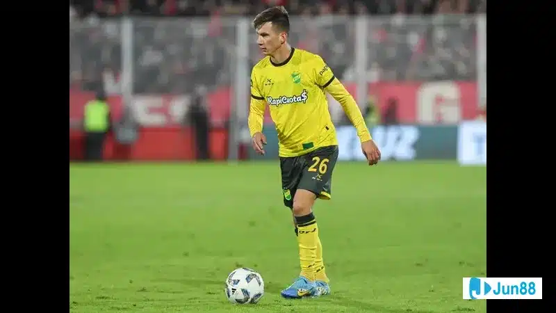 Cầu thủ của Tigre chống lưng cầu thủ của Defensa y Justicia để giành bóng Cầu thủ của Tigre chống lưng cầu thủ của Defensa y Justicia để giành bóng