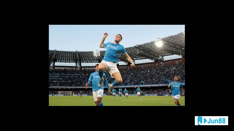 Cầu thủ Napoli chạy nhanh với bóng trước sự truy đuổi của cầu thủ Como Cầu thủ Napoli chạy nhanh với bóng trước sự truy đuổi của cầu thủ Como