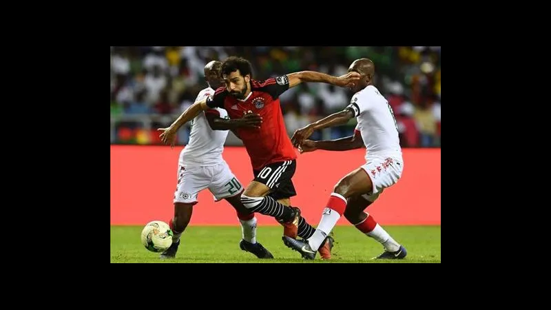 Cầu thủ Ai Cập vượt qua cầu thủ Kuwait trong trận đấu bóng đá Cầu thủ Ai Cập vượt qua cầu thủ Kuwait trong trận đấu bóng đá