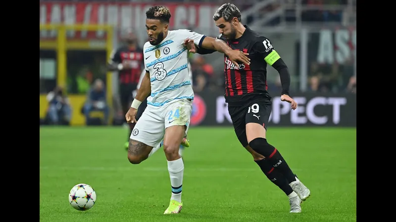 Cầu thủ Atalanta với một cú sút mạnh vào khung thành Chelsea Cầu thủ Atalanta với một cú sút mạnh vào khung thành Chelsea