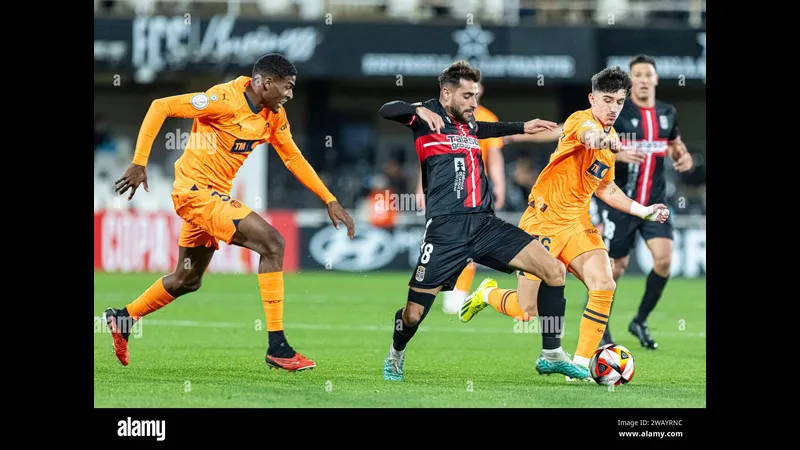 Cầu thủ Cartagena chống chế đội Valencia trong trận đấu bóng đá Cầu thủ Cartagena chống chế đội Valencia trong trận đấu bóng đá