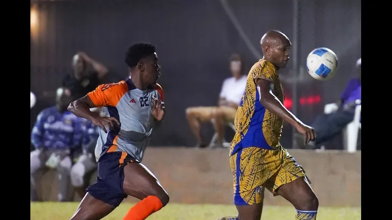 Cầu thủ của Defence Force nỗ lực cướp bóng từ cầu thủ của Prisin Service Cầu thủ của Defence Force nỗ lực cướp bóng từ cầu thủ của Prisin Service