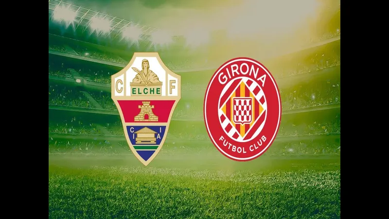 Cầu thủ Elche vượt qua cầu thủ Girona bằng kỹ thuật đi bóng tinh tế. Cầu thủ Elche vượt qua cầu thủ Girona bằng kỹ thuật đi bóng tinh tế.