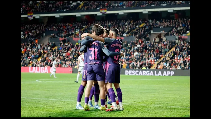 Cầu thủ Espanyol vượt qua hàng phòng ngự của Rayo Vallecano trong trận đấu Cầu thủ Espanyol vượt qua hàng phòng ngự của Rayo Vallecano trong trận đấu