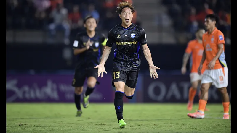 Cầu thủ Gamba Osaka đang tiến vào vòng cấm và chuẩn bị tung cú sút vào khung thành đối phương. Cầu thủ Gamba Osaka đang tiến vào vòng cấm và chuẩn bị tung cú sút vào khung thành đối…