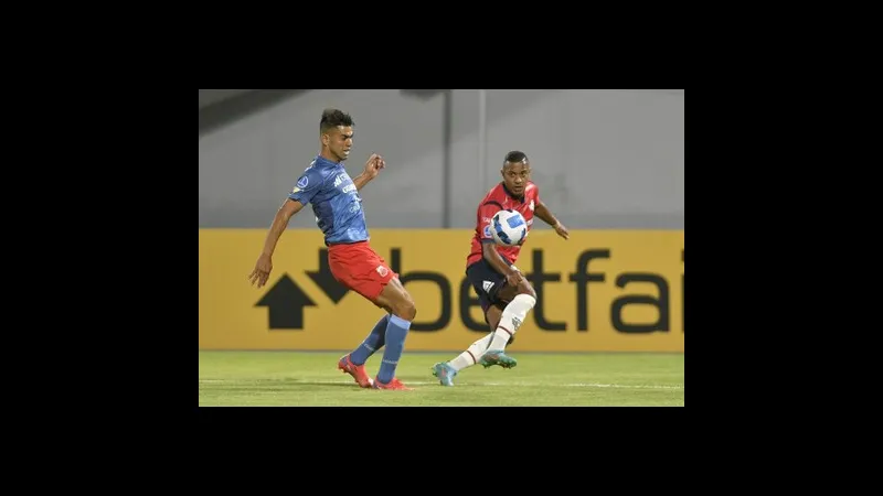 Cầu thủ của Guabira chống đỡ bóng trước sự áp đảo của cầu thủ Wilstermann Cầu thủ của Guabira chống đỡ bóng trước sự áp đảo của cầu thủ Wilstermann