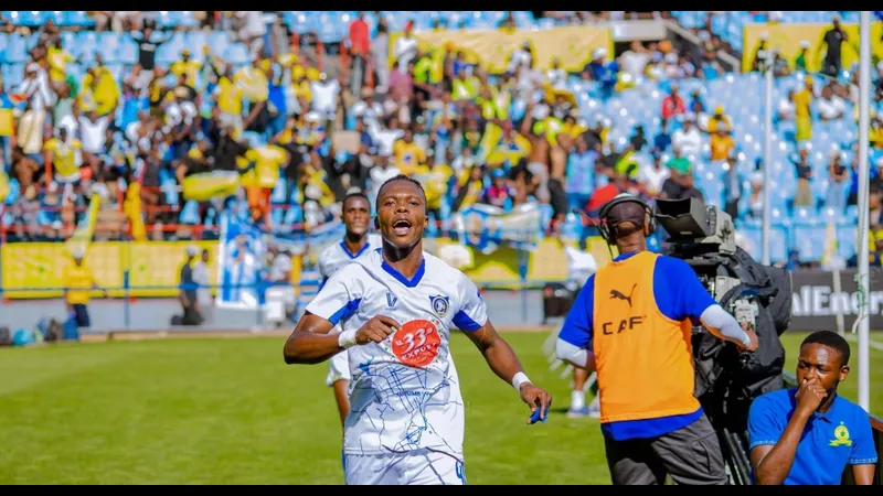 Cầu thủ của Lubumbashi Sport chạy nhanh với bóng trước sự áp đảo từ đối thủ Manika Cầu thủ của Lubumbashi Sport chạy nhanh với bóng trước sự áp đảo từ đối thủ Manika