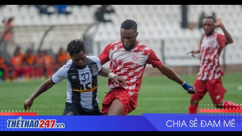 Cầu thủ Lubumbashi Sport chiến đấu gắt gao để giữ bóng khỏi hậu vệ của đội Manika. Cầu thủ Lubumbashi Sport chiến đấu gắt gao để giữ bóng khỏi hậu vệ của đội Manika.