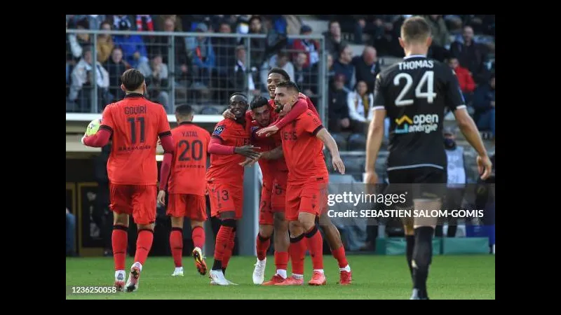 Cầu thủ đội Nice đang nỗ lực giữ bóng trước áp lực từ cầu thủ đội Angers Cầu thủ đội Nice đang nỗ lực giữ bóng trước áp lực từ cầu thủ đội Angers