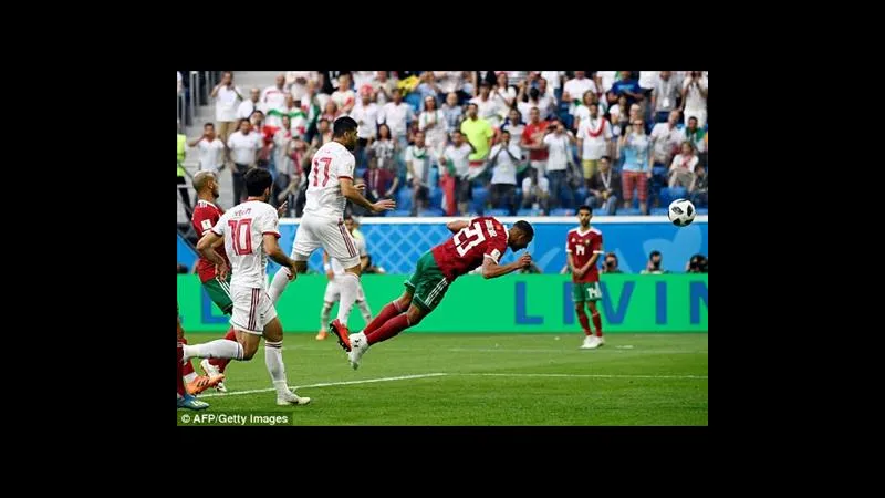 Cầu thủ Ma Rốc đang nỗ lực giữ bóng trước sự áp đảo từ cầu thủ Oman Cầu thủ Ma Rốc đang nỗ lực giữ bóng trước sự áp đảo từ cầu thủ Oman