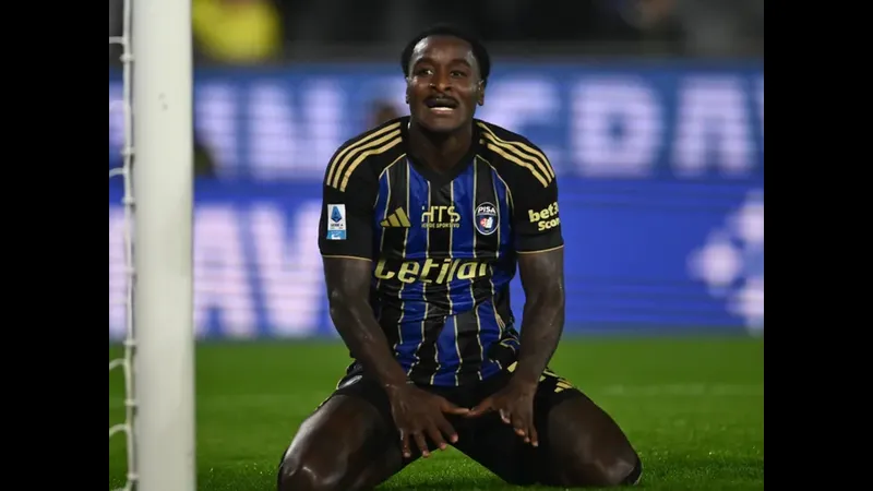 Cầu thủ Parma vượt qua hàng phòng ngự của Pisa bằng kỹ thuật đi bóng tinh tế Cầu thủ Parma vượt qua hàng phòng ngự của Pisa bằng kỹ thuật đi bóng tinh tế