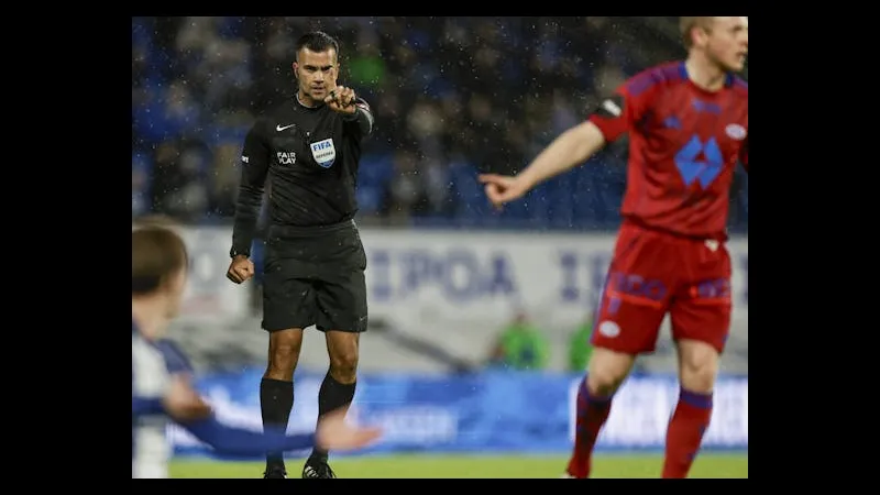 Cầu thủ Porto vượt qua Malmo để tiến gần khung thành đối phương Cầu thủ Porto vượt qua Malmo để tiến gần khung thành đối phương