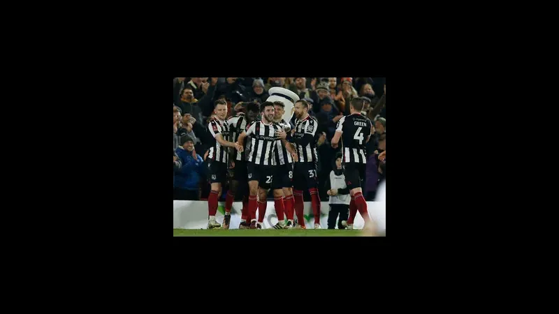 Cầu thủ Slough với chiếc áo màu đỏ đang tiếp tục giữ bóng trước sự áp đảo của các cầu thủ Macclesfield. Cầu thủ Slough với chiếc áo màu đỏ đang tiếp tục giữ bóng trước sự áp đảo của các cầu thủ…