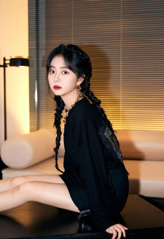 Nữ diễn viên 9x Đàm Tùng Vận sở hữu gương mặt tựa như baby 5 toc1